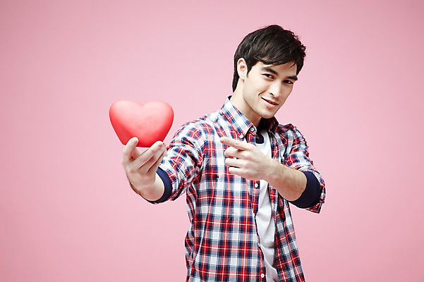 포토 JPG 스튜디오촬영 서양인 외국인 백인 해외기획촬영 라이프스타일 2012년태국 남자 실내 선물 사랑 한명 미소 웃음 들기 사람 손짓 이벤트 상반신 20대 성인 앞모습 캐주얼 하트 가리킴 남자만 남자한명만 성인남자만 청년만 청년남자만 청년남자한명만 성인한명만 성인남자한명만 성인만 분홍색배경 국내포토 모양 1 옷 감정 뷰포인트 분홍색 백그라운드 모션 표정 인종 청년 내부 생활 파일형식