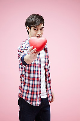 포토 JPG 스튜디오촬영 서양인 외국인 백인 해외기획촬영 라이프스타일 2012년태국 남자 실내 선물 사랑 한명 서기 미소 웃음 들기 사람 이벤트 20대 성인 앞모습 캐주얼 하트 남자만 남자한명만 성인남자만 청년만 청년남자만 청년남자한명만 성인한명만 성인남자한명만 성인만 분홍색배경 국내포토 모양 1 옷 감정 뷰포인트 분홍색 백그라운드 모션 표정 인종 청년 내부 생활 파일형식