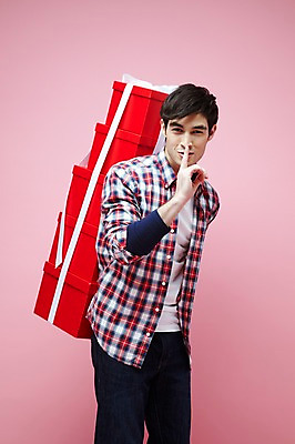 포토 JPG 스튜디오촬영 서양인 외국인 백인 해외기획촬영 라이프스타일 2012년태국 남자 실내 선물 한명 서기 미소 웃음 들기 사람 손짓 이벤트 20대 성인 앞모습 캐주얼 선물상자 상자 비밀 쉿 서프라이즈 남자만 남자한명만 성인남자만 청년만 청년남자만 청년남자한명만 성인한명만 성인남자한명만 성인만 분홍색배경 국내포토 1 옷 뷰포인트 분홍색 백그라운드 컨셉 모션 표정 인종 청년 내부 생활 조용 파일형식