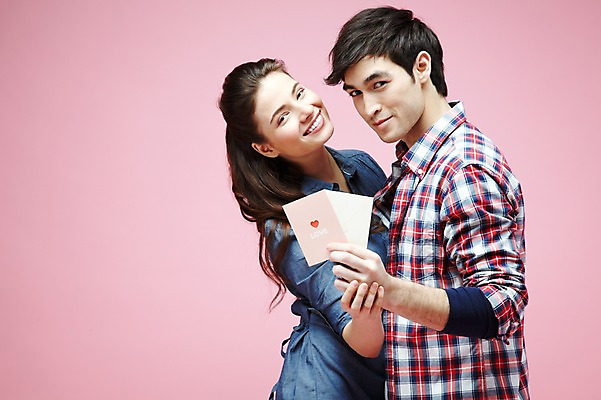 포토 JPG 스튜디오촬영 서양인 외국인 백인 해외기획촬영 라이프스타일 커플 2012년태국 여자 남자 커플라이프 포즈 모션 실내 사랑 미소 웃음 들기 사람 이벤트 상반신 20대 성인 두명 옆모습 캐주얼 청년만 성인만 분홍색배경 국내포토 카드프레임 옷 감정 뷰포인트 분홍색 백그라운드 관계 프레임 표정 인종 청년 내부 생활 파일형식