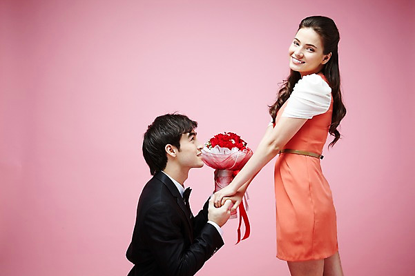 포토 JPG 스튜디오촬영 서양인 외국인 식물 백인 해외기획촬영 라이프스타일 커플 2012년태국 원피스 여자 남자 꽃 꽃다발 커플라이프 결혼 프로포즈 실내 선물 서기 미소 웃음 들기 사람 정장 턱시도 20대 성인 두명 옆모습 장미 마주보기 손잡기 승낙 청년만 성인만 분홍색배경 국내포토 옷 뷰포인트 분홍색 백그라운드 컨셉 관계 모션 표정 인종 이벤트 청년 내부 생활 파일형식