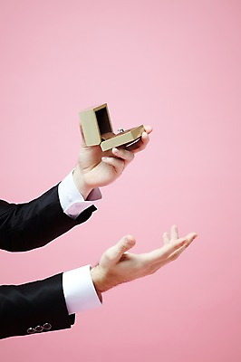 포토 JPG 스튜디오촬영 해외기획촬영 라이프스타일 손 2012년태국 남자 결혼 프로포즈 신체 실내 선물 한명 들기 사람 정장 손짓 성인 신체부위 양손 반지 주기 팔 성인만 분홍색배경 국내포토 1 옷 분홍색 백그라운드 장신구 모션 이벤트 내부 생활 파일형식