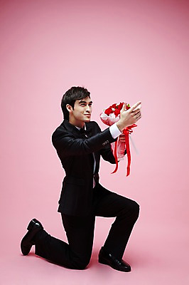 포토 JPG 스튜디오촬영 전신 서양인 외국인 식물 백인 해외기획촬영 라이프스타일 응시 2012년태국 남자 꽃 꽃다발 결혼 프로포즈 실내 선물 한명 미소 웃음 들기 사람 정장 턱시도 20대 성인 옆모습 장미 무릎꿇기 주기 남자만 남자한명만 성인남자만 청년만 청년남자만 청년남자한명만 성인한명만 성인남자한명만 성인만 분홍색배경 국내포토 1 시선 옷 뷰포인트 분홍색 백그라운드 모션 표정 인종 이벤트 청년 내부 생활 파일형식