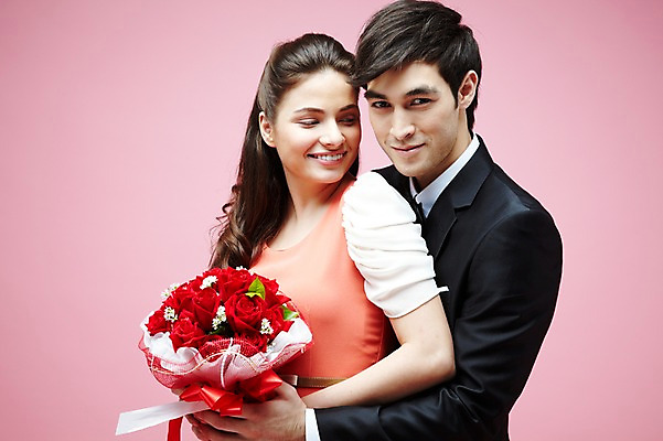 포토 JPG 스튜디오촬영 서양인 외국인 식물 백인 해외기획촬영 라이프스타일 커플 2012년태국 원피스 여자 남자 꽃 꽃다발 커플라이프 결혼 프로포즈 안기 포옹 실내 선물 미소 웃음 들기 사람 정장 턱시도 상반신 20대 성인 두명 옆모습 장미 청년만 성인만 분홍색배경 국내포토 옷 뷰포인트 분홍색 백그라운드 관계 모션 표정 인종 이벤트 청년 내부 생활 파일형식