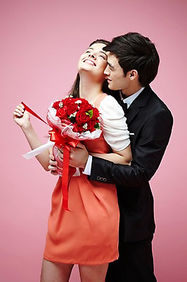 포토 JPG 스튜디오촬영 서양인 외국인 식물 백인 해외기획촬영 라이프스타일 커플 2012년태국 원피스 여자 남자 꽃 꽃다발 커플라이프 결혼 프로포즈 안기 포옹 실내 선물 서기 미소 웃음 들기 사람 정장 턱시도 20대 성인 두명 앞모습 장미 청년만 성인만 분홍색배경 국내포토 옷 뷰포인트 분홍색 백그라운드 관계 모션 표정 인종 이벤트 청년 내부 생활 파일형식