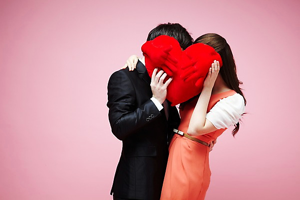 포토 JPG 스튜디오촬영 서양인 외국인 백인 해외기획촬영 라이프스타일 커플 2012년태국 원피스 여자 남자 커플라이프 결혼 쿠션 키스 실내 사랑 들기 사람 정장 턱시도 상반신 20대 성인 두명 옆모습 마주보기 하트 가림 애정표현 하트쿠션 청년만 성인만 분홍색배경 국내포토 모양 옷 감정 뷰포인트 분홍색 백그라운드 관계 모션 인종 이벤트 청년 내부 생활 표현 파일형식