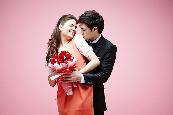 포토 JPG 스튜디오촬영 서양인 외국인 식물 백인 해외기획촬영 라이프스타일 커플 2012년태국 원피스 여자 남자 꽃 꽃다발 커플라이프 결혼 프로포즈 안기 포옹 실내 선물 서기 미소 웃음 들기 사람 정장 턱시도 20대 성인 두명 앞모습 장미 마주보기 청년만 성인만 분홍색배경 국내포토 옷 뷰포인트 분홍색 백그라운드 관계 모션 표정 인종 이벤트 청년 내부 생활 파일형식