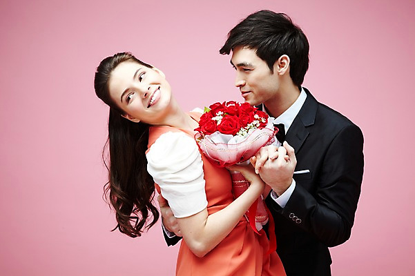 포토 JPG 스튜디오촬영 서양인 외국인 식물 백인 해외기획촬영 라이프스타일 커플 2012년태국 원피스 여자 남자 꽃 꽃다발 커플라이프 결혼 프로포즈 실내 선물 미소 웃음 들기 사람 정장 턱시도 상반신 20대 성인 두명 옆모습 장미 청년만 성인만 분홍색배경 국내포토 옷 뷰포인트 분홍색 백그라운드 관계 모션 표정 인종 이벤트 청년 내부 생활 파일형식