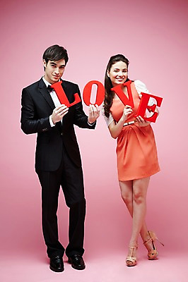 포토 JPG 스튜디오촬영 전신 서양인 외국인 백인 해외기획촬영 문자 라이프스타일 커플 영어 2012년태국 원피스 여자 남자 커플라이프 결혼 실내 사랑 서기 미소 웃음 들기 사람 정장 턱시도 20대 성인 두명 앞모습 단어 청년만 성인만 분홍색배경 국내포토 옷 감정 뷰포인트 분홍색 백그라운드 관계 모션 표정 인종 이벤트 청년 내부 생활 파일형식