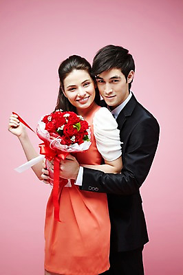 포토 JPG 스튜디오촬영 서양인 외국인 식물 백인 해외기획촬영 라이프스타일 커플 2012년태국 원피스 여자 남자 꽃 꽃다발 커플라이프 결혼 프로포즈 안기 포옹 실내 선물 서기 미소 웃음 들기 사람 정장 턱시도 20대 성인 두명 앞모습 장미 청년만 성인만 분홍색배경 국내포토 옷 뷰포인트 분홍색 백그라운드 관계 모션 표정 인종 이벤트 청년 내부 생활 파일형식