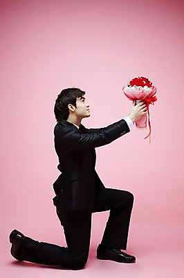포토 JPG 스튜디오촬영 전신 서양인 외국인 식물 백인 해외기획촬영 라이프스타일 응시 2012년태국 남자 꽃 꽃다발 결혼 프로포즈 실내 선물 한명 들기 사람 정장 턱시도 20대 성인 옆모습 장미 무릎꿇기 주기 남자만 남자한명만 성인남자만 청년만 청년남자만 청년남자한명만 성인한명만 성인남자한명만 성인만 분홍색배경 국내포토 1 시선 옷 뷰포인트 분홍색 백그라운드 모션 인종 이벤트 청년 내부 생활 파일형식