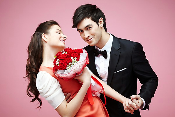 포토 JPG 스튜디오촬영 서양인 외국인 식물 백인 해외기획촬영 라이프스타일 커플 2012년태국 원피스 여자 남자 꽃 꽃다발 커플라이프 결혼 프로포즈 실내 선물 미소 웃음 들기 사람 정장 턱시도 상반신 20대 성인 두명 앞모습 장미 청년만 성인만 분홍색배경 국내포토 옷 뷰포인트 분홍색 백그라운드 관계 모션 표정 인종 이벤트 청년 내부 생활 파일형식