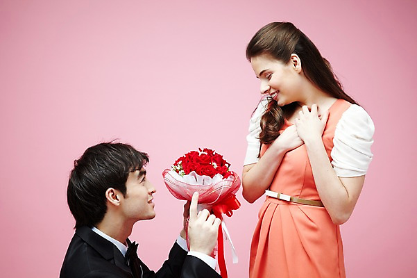 포토 JPG 스튜디오촬영 서양인 외국인 식물 백인 해외기획촬영 라이프스타일 커플 2012년태국 원피스 여자 남자 꽃 꽃다발 커플라이프 결혼 프로포즈 실내 선물 서기 미소 웃음 들기 사람 정장 턱시도 상반신 20대 성인 두명 옆모습 장미 마주보기 청년만 성인만 분홍색배경 국내포토 옷 뷰포인트 분홍색 백그라운드 관계 모션 표정 인종 이벤트 청년 내부 생활 파일형식