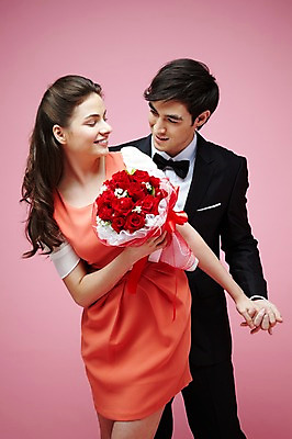 포토 JPG 스튜디오촬영 서양인 외국인 식물 백인 해외기획촬영 라이프스타일 커플 2012년태국 원피스 여자 남자 꽃 꽃다발 커플라이프 결혼 프로포즈 실내 선물 서기 미소 웃음 들기 사람 정장 턱시도 20대 성인 두명 앞모습 장미 청년만 성인만 분홍색배경 국내포토 옷 뷰포인트 분홍색 백그라운드 관계 모션 표정 인종 이벤트 청년 내부 생활 파일형식