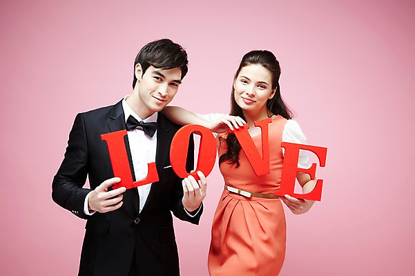 포토 JPG 스튜디오촬영 서양인 외국인 백인 해외기획촬영 문자 라이프스타일 커플 영어 2012년태국 원피스 여자 남자 커플라이프 결혼 실내 사랑 서기 미소 웃음 들기 사람 정장 턱시도 20대 성인 두명 앞모습 단어 청년만 성인만 분홍색배경 국내포토 옷 감정 뷰포인트 분홍색 백그라운드 관계 모션 표정 인종 이벤트 청년 내부 생활 파일형식