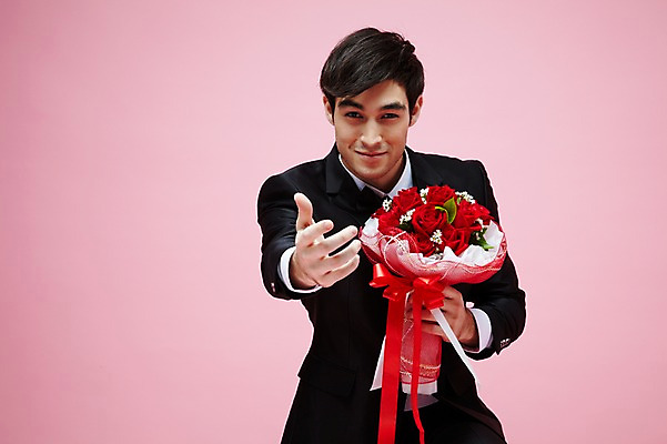 포토 JPG 스튜디오촬영 서양인 외국인 식물 백인 해외기획촬영 라이프스타일 2012년태국 남자 꽃 꽃다발 결혼 프로포즈 실내 선물 한명 미소 웃음 들기 사람 정장 턱시도 손짓 상반신 20대 성인 앞모습 장미 주기 남자만 남자한명만 성인남자만 청년만 청년남자만 청년남자한명만 성인한명만 성인남자한명만 성인만 분홍색배경 국내포토 1 옷 뷰포인트 분홍색 백그라운드 모션 표정 인종 이벤트 청년 내부 생활 파일형식