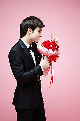 포토 JPG 스튜디오촬영 서양인 외국인 식물 백인 해외기획촬영 라이프스타일 응시 2012년태국 남자 꽃 꽃다발 결혼 프로포즈 실내 선물 한명 서기 미소 웃음 들기 사람 정장 턱시도 손짓 20대 성인 옆모습 장미 남자만 남자한명만 성인남자만 청년만 청년남자만 청년남자한명만 성인한명만 성인남자한명만 성인만 분홍색배경 국내포토 1 시선 옷 뷰포인트 분홍색 백그라운드 모션 표정 인종 이벤트 청년 내부 생활 파일형식