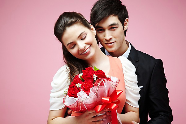 포토 JPG 스튜디오촬영 서양인 외국인 식물 백인 해외기획촬영 라이프스타일 커플 2012년태국 원피스 여자 남자 꽃 꽃다발 커플라이프 결혼 프로포즈 안기 포옹 실내 선물 미소 웃음 들기 사람 정장 턱시도 상반신 20대 성인 두명 앞모습 장미 청년만 성인만 분홍색배경 국내포토 옷 뷰포인트 분홍색 백그라운드 관계 모션 표정 인종 이벤트 청년 내부 생활 파일형식