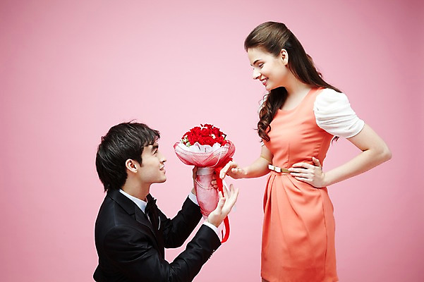 포토 JPG 스튜디오촬영 서양인 외국인 식물 백인 해외기획촬영 라이프스타일 커플 2012년태국 원피스 여자 남자 꽃 꽃다발 커플라이프 결혼 프로포즈 실내 선물 서기 미소 웃음 들기 사람 정장 턱시도 20대 성인 두명 옆모습 장미 마주보기 주기 청년만 성인만 분홍색배경 국내포토 옷 뷰포인트 분홍색 백그라운드 관계 모션 표정 인종 이벤트 청년 내부 생활 파일형식