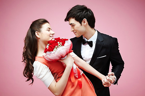 포토 JPG 스튜디오촬영 서양인 외국인 식물 백인 해외기획촬영 라이프스타일 커플 2012년태국 원피스 여자 남자 꽃 꽃다발 커플라이프 결혼 프로포즈 실내 선물 미소 웃음 들기 사람 정장 턱시도 상반신 20대 성인 두명 앞모습 장미 마주보기 청년만 성인만 분홍색배경 국내포토 옷 뷰포인트 분홍색 백그라운드 관계 모션 표정 인종 이벤트 청년 내부 생활 파일형식