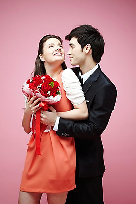포토 JPG 스튜디오촬영 서양인 외국인 식물 백인 해외기획촬영 라이프스타일 커플 2012년태국 원피스 여자 남자 꽃 꽃다발 커플라이프 결혼 프로포즈 안기 포옹 실내 선물 서기 미소 웃음 들기 사람 정장 턱시도 20대 성인 두명 옆모습 장미 청년만 성인만 분홍색배경 국내포토 옷 뷰포인트 분홍색 백그라운드 관계 모션 표정 인종 이벤트 청년 내부 생활 파일형식