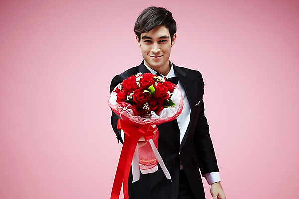 포토 JPG 스튜디오촬영 서양인 외국인 식물 백인 해외기획촬영 라이프스타일 2012년태국 남자 꽃 꽃다발 결혼 프로포즈 실내 선물 한명 미소 웃음 들기 사람 정장 턱시도 상반신 20대 성인 앞모습 장미 주기 남자만 남자한명만 성인남자만 청년만 청년남자만 청년남자한명만 성인한명만 성인남자한명만 성인만 분홍색배경 국내포토 1 옷 뷰포인트 분홍색 백그라운드 모션 표정 인종 이벤트 청년 내부 생활 파일형식