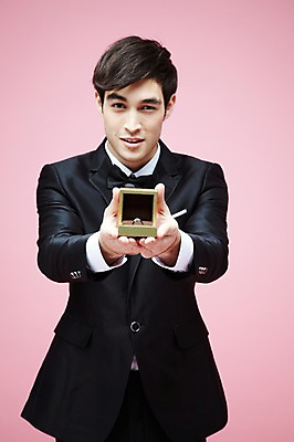 포토 JPG 스튜디오촬영 서양인 외국인 백인 해외기획촬영 라이프스타일 2012년태국 남자 결혼 프로포즈 실내 선물 한명 미소 웃음 들기 사람 정장 턱시도 상반신 20대 성인 앞모습 반지 주기 남자만 남자한명만 성인남자만 청년만 청년남자만 청년남자한명만 성인한명만 성인남자한명만 성인만 분홍색배경 국내포토 1 옷 뷰포인트 분홍색 백그라운드 장신구 모션 표정 인종 이벤트 청년 내부 생활 파일형식