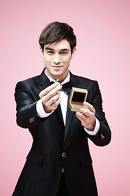 포토 JPG 스튜디오촬영 서양인 외국인 백인 해외기획촬영 라이프스타일 2012년태국 남자 결혼 프로포즈 실내 선물 한명 미소 웃음 들기 사람 정장 턱시도 상반신 20대 성인 앞모습 반지 주기 남자만 남자한명만 성인남자만 청년만 청년남자만 청년남자한명만 성인한명만 성인남자한명만 성인만 분홍색배경 국내포토 1 옷 뷰포인트 분홍색 백그라운드 장신구 모션 표정 인종 이벤트 청년 내부 생활 파일형식