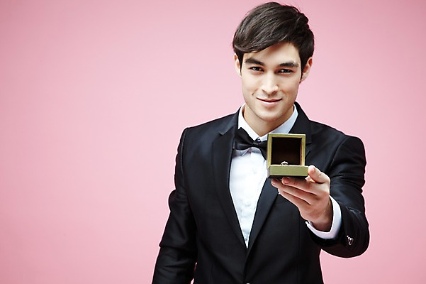 포토 JPG 스튜디오촬영 서양인 외국인 백인 해외기획촬영 라이프스타일 2012년태국 남자 결혼 프로포즈 실내 선물 한명 미소 웃음 들기 사람 정장 턱시도 상반신 20대 성인 앞모습 반지 주기 남자만 남자한명만 성인남자만 청년만 청년남자만 청년남자한명만 성인한명만 성인남자한명만 성인만 분홍색배경 국내포토 1 옷 뷰포인트 분홍색 백그라운드 장신구 모션 표정 인종 이벤트 청년 내부 생활 파일형식