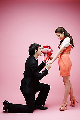 포토 JPG 스튜디오촬영 전신 서양인 외국인 식물 백인 해외기획촬영 라이프스타일 커플 2012년태국 원피스 여자 남자 꽃 꽃다발 커플라이프 결혼 프로포즈 실내 선물 서기 미소 웃음 들기 사람 정장 턱시도 20대 성인 두명 옆모습 장미 마주보기 손잡기 무릎꿇기 승낙 주기 청년만 성인만 분홍색배경 국내포토 옷 뷰포인트 분홍색 백그라운드 컨셉 관계 모션 표정 인종 이벤트 청년 내부 생활 파일형식