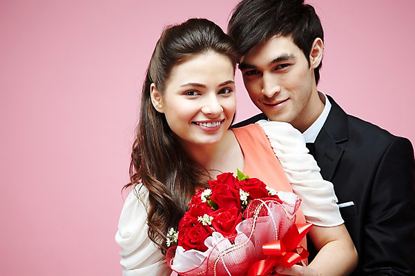 포토 JPG 스튜디오촬영 서양인 외국인 식물 백인 해외기획촬영 라이프스타일 커플 2012년태국 원피스 여자 남자 꽃 꽃다발 커플라이프 결혼 프로포즈 안기 포옹 실내 선물 미소 웃음 들기 사람 정장 턱시도 상반신 20대 성인 두명 앞모습 장미 청년만 성인만 분홍색배경 국내포토 옷 뷰포인트 분홍색 백그라운드 관계 모션 표정 인종 이벤트 청년 내부 생활 파일형식