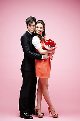 포토 JPG 스튜디오촬영 전신 서양인 외국인 식물 백인 해외기획촬영 라이프스타일 커플 2012년태국 원피스 여자 남자 꽃 꽃다발 커플라이프 결혼 프로포즈 안기 포옹 실내 선물 서기 미소 웃음 들기 사람 정장 턱시도 20대 성인 두명 옆모습 장미 청년만 성인만 분홍색배경 국내포토 옷 뷰포인트 분홍색 백그라운드 관계 모션 표정 인종 이벤트 청년 내부 생활 파일형식