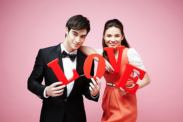 포토 JPG 스튜디오촬영 서양인 외국인 백인 해외기획촬영 문자 라이프스타일 커플 영어 2012년태국 원피스 여자 남자 커플라이프 결혼 실내 사랑 미소 웃음 들기 사람 정장 턱시도 상반신 20대 성인 두명 앞모습 단어 청년만 성인만 분홍색배경 국내포토 옷 감정 뷰포인트 분홍색 백그라운드 관계 모션 표정 인종 이벤트 청년 내부 생활 파일형식