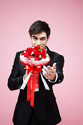 포토 JPG 스튜디오촬영 서양인 외국인 식물 백인 해외기획촬영 라이프스타일 2012년태국 남자 꽃 꽃다발 결혼 프로포즈 실내 선물 한명 미소 웃음 들기 사람 정장 턱시도 손짓 상반신 20대 성인 앞모습 장미 주기 남자만 남자한명만 성인남자만 청년만 청년남자만 청년남자한명만 성인한명만 성인남자한명만 성인만 분홍색배경 국내포토 1 옷 뷰포인트 분홍색 백그라운드 모션 표정 인종 이벤트 청년 내부 생활 파일형식