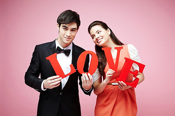 포토 JPG 스튜디오촬영 서양인 외국인 백인 해외기획촬영 문자 라이프스타일 커플 영어 2012년태국 원피스 여자 남자 커플라이프 결혼 실내 사랑 미소 웃음 들기 사람 정장 턱시도 상반신 20대 성인 두명 앞모습 단어 청년만 성인만 분홍색배경 국내포토 옷 감정 뷰포인트 분홍색 백그라운드 관계 모션 표정 인종 이벤트 청년 내부 생활 파일형식