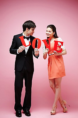 포토 JPG 스튜디오촬영 전신 서양인 외국인 백인 해외기획촬영 문자 라이프스타일 커플 영어 2012년태국 원피스 여자 남자 커플라이프 결혼 실내 사랑 서기 미소 웃음 들기 사람 정장 턱시도 20대 성인 두명 앞모습 단어 마주보기 청년만 성인만 분홍색배경 국내포토 옷 감정 뷰포인트 분홍색 백그라운드 관계 모션 표정 인종 이벤트 청년 내부 생활 파일형식