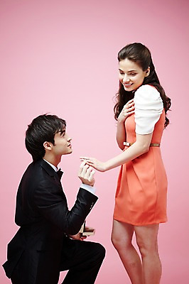 포토 JPG 스튜디오촬영 서양인 외국인 백인 해외기획촬영 라이프스타일 커플 2012년태국 원피스 여자 남자 커플라이프 결혼 프로포즈 실내 선물 서기 미소 웃음 들기 사람 정장 턱시도 20대 성인 두명 옆모습 마주보기 반지 무릎꿇기 승낙 주기 청년만 성인만 분홍색배경 국내포토 옷 뷰포인트 분홍색 백그라운드 컨셉 장신구 관계 모션 표정 인종 이벤트 청년 내부 생활 파일형식