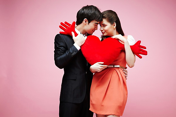 포토 JPG 스튜디오촬영 서양인 외국인 백인 해외기획촬영 라이프스타일 커플 2012년태국 원피스 여자 남자 커플라이프 결혼 쿠션 실내 사랑 서기 들기 사람 정장 턱시도 20대 성인 두명 앞모습 마주보기 하트 하트쿠션 청년만 성인만 분홍색배경 국내포토 모양 옷 감정 뷰포인트 분홍색 백그라운드 관계 모션 인종 이벤트 청년 내부 생활 파일형식