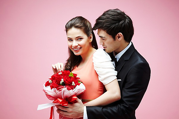 포토 JPG 스튜디오촬영 서양인 외국인 식물 백인 해외기획촬영 라이프스타일 커플 2012년태국 원피스 여자 남자 꽃 꽃다발 커플라이프 결혼 프로포즈 안기 포옹 실내 선물 미소 웃음 들기 사람 정장 턱시도 상반신 20대 성인 두명 옆모습 장미 청년만 성인만 분홍색배경 국내포토 옷 뷰포인트 분홍색 백그라운드 관계 모션 표정 인종 이벤트 청년 내부 생활 파일형식