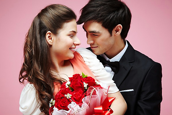 포토 JPG 스튜디오촬영 서양인 외국인 식물 백인 해외기획촬영 라이프스타일 커플 2012년태국 원피스 여자 남자 꽃 꽃다발 커플라이프 결혼 프로포즈 안기 포옹 실내 선물 미소 웃음 들기 사람 정장 턱시도 상반신 20대 성인 두명 앞모습 장미 마주보기 청년만 성인만 분홍색배경 국내포토 옷 뷰포인트 분홍색 백그라운드 관계 모션 표정 인종 이벤트 청년 내부 생활 파일형식