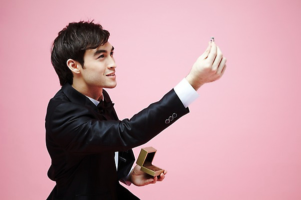 포토 JPG 스튜디오촬영 서양인 외국인 백인 해외기획촬영 라이프스타일 응시 2012년태국 남자 결혼 프로포즈 실내 선물 한명 미소 웃음 들기 사람 정장 턱시도 상반신 20대 성인 옆모습 반지 주기 남자만 남자한명만 성인남자만 청년만 청년남자만 청년남자한명만 성인한명만 성인남자한명만 성인만 분홍색배경 국내포토 1 시선 옷 뷰포인트 분홍색 백그라운드 장신구 모션 표정 인종 이벤트 청년 내부 생활 파일형식