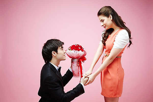 포토 JPG 스튜디오촬영 서양인 외국인 식물 백인 해외기획촬영 라이프스타일 커플 2012년태국 원피스 여자 남자 꽃 꽃다발 커플라이프 결혼 프로포즈 실내 선물 서기 미소 웃음 들기 사람 정장 턱시도 20대 성인 두명 옆모습 장미 마주보기 손잡기 승낙 청년만 성인만 분홍색배경 국내포토 옷 뷰포인트 분홍색 백그라운드 컨셉 관계 모션 표정 인종 이벤트 청년 내부 생활 파일형식