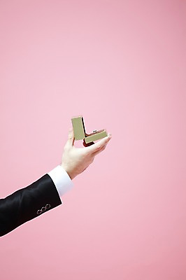 포토 JPG 스튜디오촬영 해외기획촬영 라이프스타일 손 2012년태국 남자 결혼 프로포즈 신체 한손 실내 선물 한명 들기 사람 정장 성인 신체부위 반지 주기 팔 성인만 분홍색배경 국내포토 1 옷 분홍색 백그라운드 장신구 모션 이벤트 내부 생활 파일형식