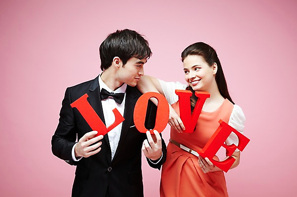 포토 JPG 스튜디오촬영 서양인 외국인 백인 해외기획촬영 문자 라이프스타일 커플 영어 2012년태국 원피스 여자 남자 커플라이프 결혼 실내 사랑 미소 웃음 들기 사람 정장 턱시도 상반신 20대 성인 두명 앞모습 단어 마주보기 청년만 성인만 분홍색배경 국내포토 옷 감정 뷰포인트 분홍색 백그라운드 관계 모션 표정 인종 이벤트 청년 내부 생활 파일형식