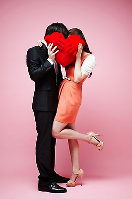 포토 JPG 스튜디오촬영 전신 서양인 외국인 백인 해외기획촬영 라이프스타일 커플 2012년태국 원피스 여자 남자 커플라이프 결혼 쿠션 키스 실내 사랑 서기 들기 사람 정장 턱시도 20대 성인 두명 옆모습 마주보기 하트 가림 애정표현 하트쿠션 청년만 성인만 분홍색배경 국내포토 모양 옷 감정 뷰포인트 분홍색 백그라운드 관계 모션 인종 이벤트 청년 내부 생활 표현 파일형식