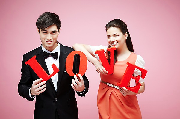 포토 JPG 스튜디오촬영 서양인 외국인 백인 해외기획촬영 문자 라이프스타일 커플 영어 2012년태국 원피스 여자 남자 커플라이프 결혼 실내 사랑 미소 웃음 들기 사람 정장 턱시도 상반신 20대 성인 두명 앞모습 단어 청년만 성인만 분홍색배경 국내포토 옷 감정 뷰포인트 분홍색 백그라운드 관계 모션 표정 인종 이벤트 청년 내부 생활 파일형식