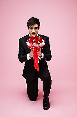 포토 JPG 스튜디오촬영 전신 서양인 외국인 식물 백인 해외기획촬영 라이프스타일 2012년태국 남자 꽃 꽃다발 결혼 프로포즈 실내 선물 한명 들기 사람 정장 턱시도 20대 성인 앞모습 장미 무릎꿇기 남자만 남자한명만 성인남자만 청년만 청년남자만 청년남자한명만 성인한명만 성인남자한명만 성인만 분홍색배경 국내포토 1 옷 뷰포인트 분홍색 백그라운드 모션 인종 이벤트 청년 내부 생활 파일형식