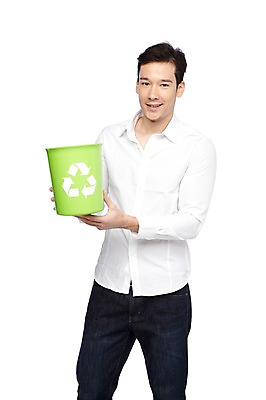포토 JPG 스튜디오촬영 외국인 해외기획촬영 라이프스타일 2012년태국 남자 캠페인 자연 실내 한명 서기 미소 웃음 들기 누끼 사람 20대 성인 앞모습 캐주얼 자연보호 환경 그린캠페인 재활용 쓰레기통 청바지 보호 심볼 환경보전 에코 친환경 분리수거 분리수거함 남자만 남자한명만 성인남자만 청년만 청년남자만 청년남자한명만 성인한명만 성인남자한명만 성인만 그린슈머 국내포토 1 옷 뷰포인트 컨셉 바지 모션 표정 인종 청년 내부 생활 사회이슈 생태계 수거함 파일형식