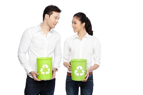 포토 JPG 스튜디오촬영 외국인 해외기획촬영 라이프스타일 커플 2012년태국 여자 남자 캠페인 커플라이프 자연 실내 서기 미소 웃음 들기 누끼 사람 동양인 20대 성인 두명 앞모습 캐주얼 마주보기 자연보호 환경 그린캠페인 재활용 쓰레기통 청바지 보호 심볼 환경보전 에코 친환경 분리수거 분리수거함 청년만 성인만 그린슈머 국내포토 옷 뷰포인트 컨셉 바지 관계 모션 표정 인종 청년 내부 생활 사회이슈 생태계 수거함 파일형식