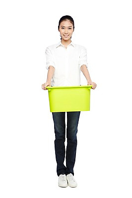 포토 JPG 스튜디오촬영 전신 외국인 해외기획촬영 라이프스타일 2012년태국 여자 캠페인 자연 실내 한명 서기 미소 웃음 들기 누끼 사람 동양인 20대 성인 앞모습 캐주얼 자연보호 환경 그린캠페인 재활용 청바지 보호 환경보전 에코 친환경 분리수거 분리수거함 여자만 여자한명만 성인여자만 청년만 청년여자만 성인한명만 청년여자한명만 성인여자한명만 성인만 그린슈머 국내포토 1 옷 뷰포인트 컨셉 바지 모션 표정 인종 청년 내부 생활 사회이슈 생태계 수거함 파일형식